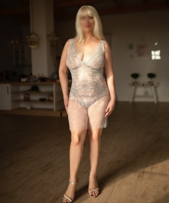 Изысканная красотка с шикарной фигурой ждет гостей в уютной обстановке. Готова выполнить все твои желания и фантазии. Приезжай или пригласи меня к себе, не пожалеешь! 5193, 40 лет